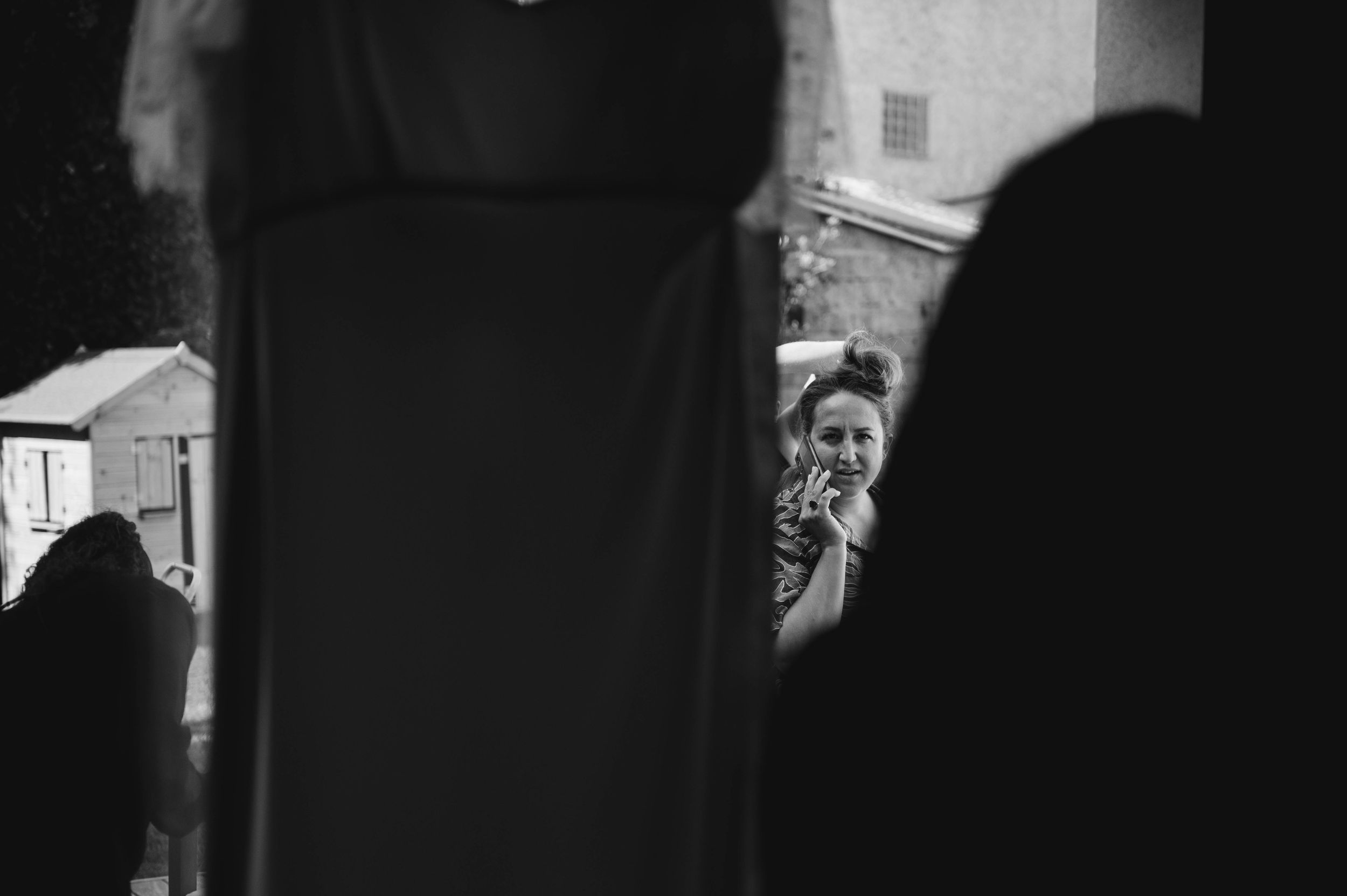 Scène en noir et blanc capturée pendant les préparatifs du mariage en Bretagne.