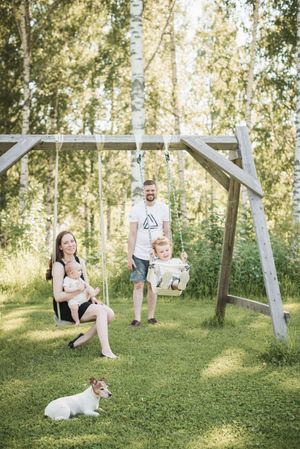 perhekuva takapihalla