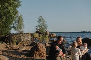 perhekuva rannalla
