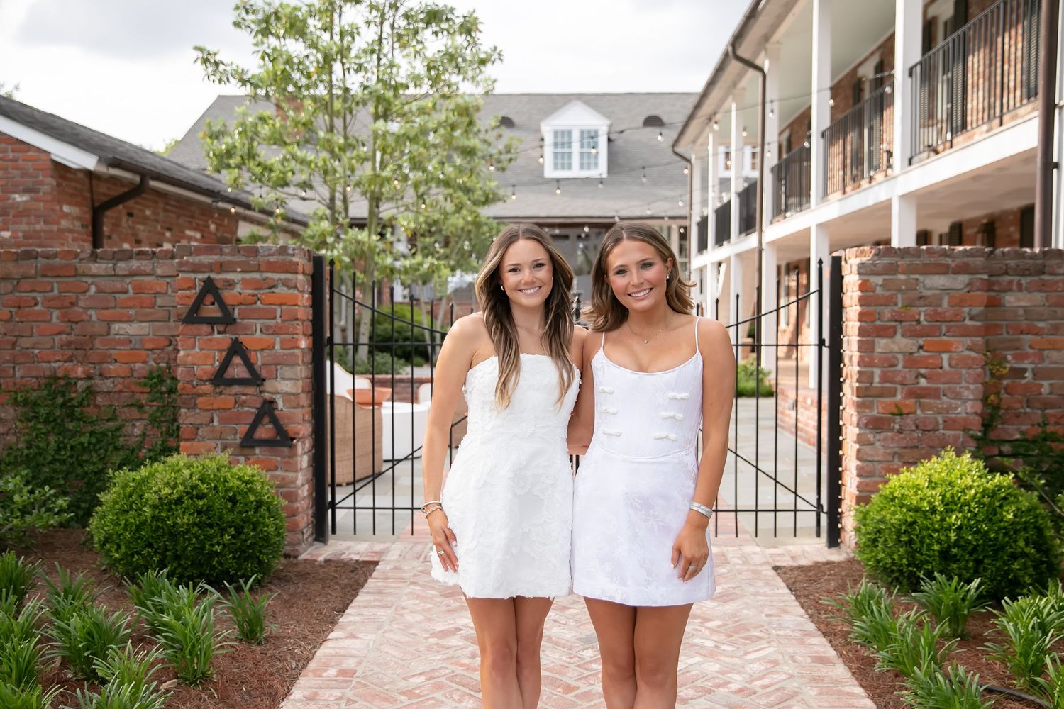 Tri Delta college roommates take senior portraits together at LSU.