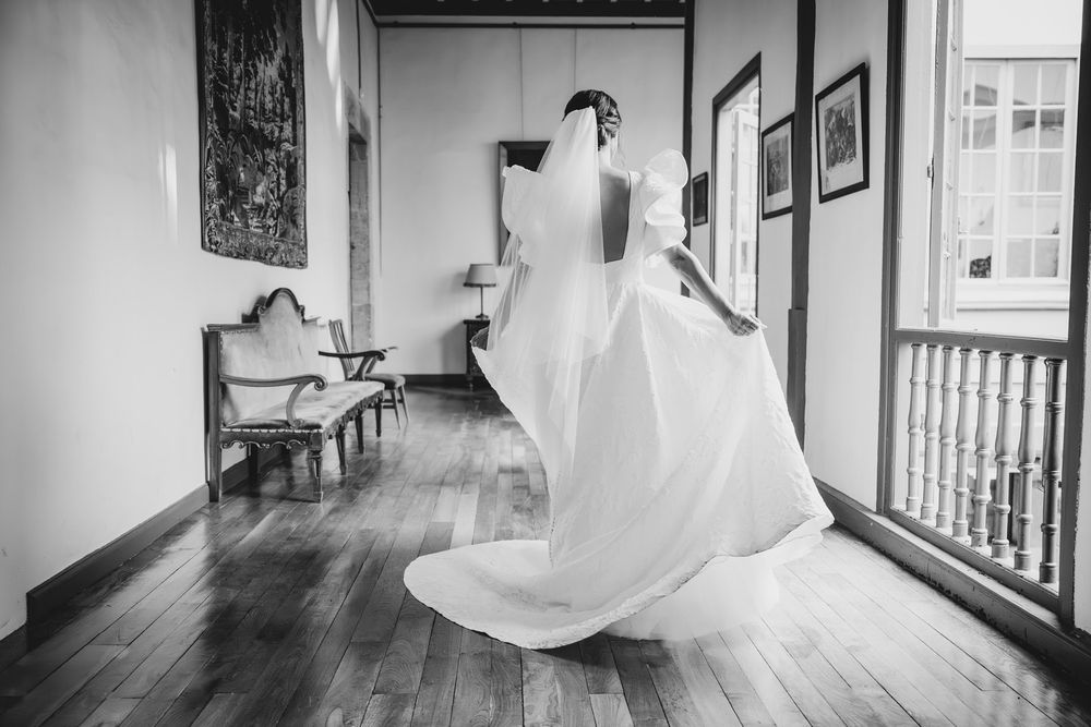 Novia caminando sola por el pasillo con el vestido de novia y velo
