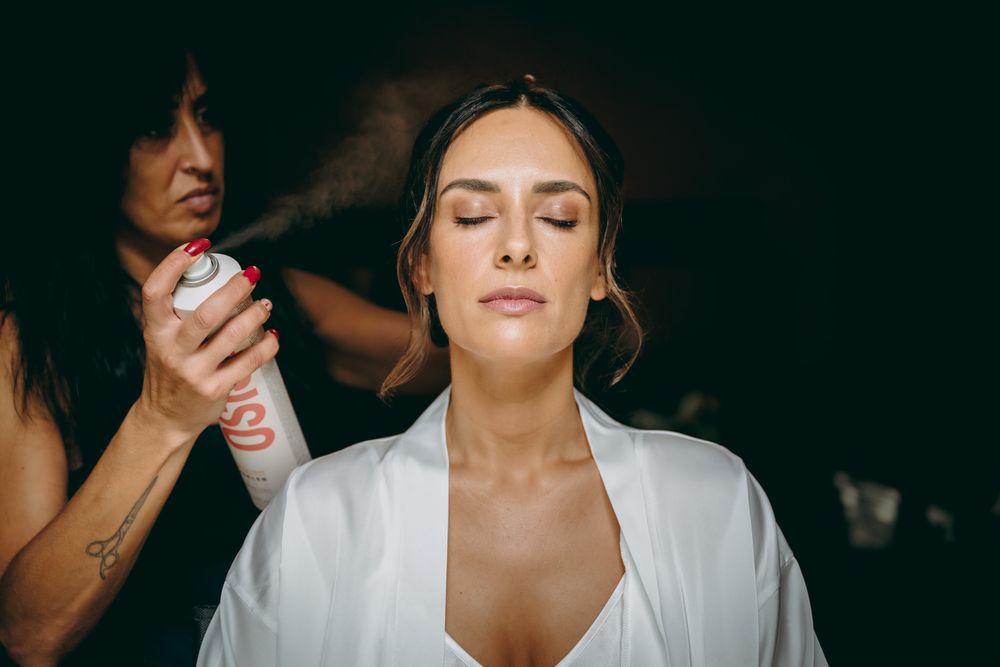 Maquillaje de novia en un ambiente íntimo antes de la ceremonia