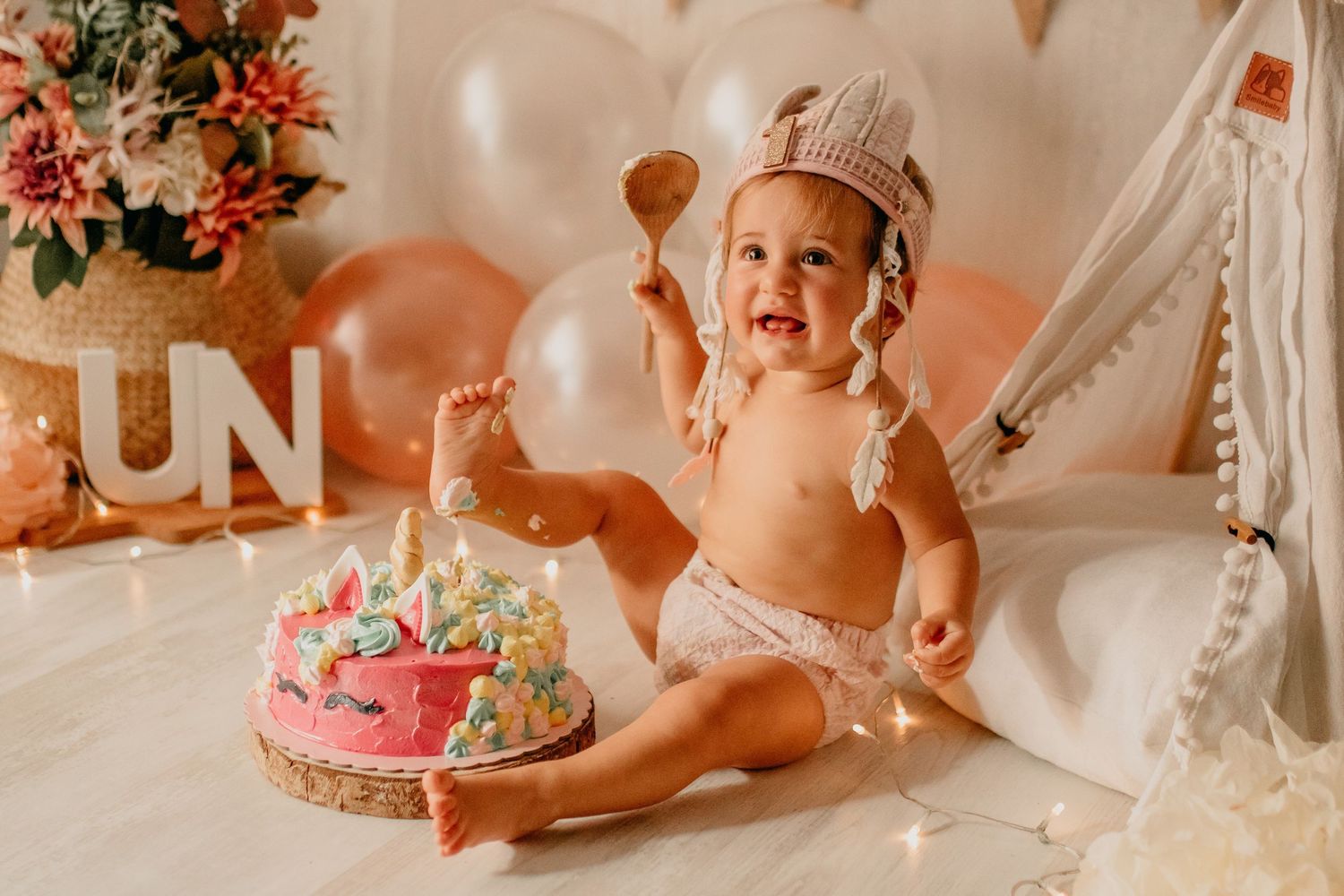 Smash cake con tonos cálidos en estudio en la Costa Dorada