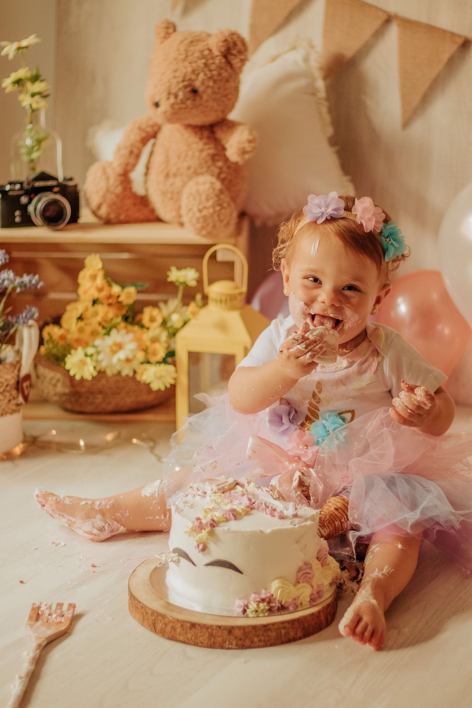 Bebé celebrando su primer cumpleaños con pastel en Vila-seca