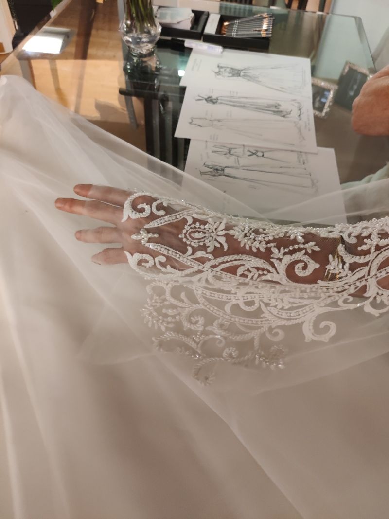 Nahaufnahme einer Hand mit Spitzenstoff
