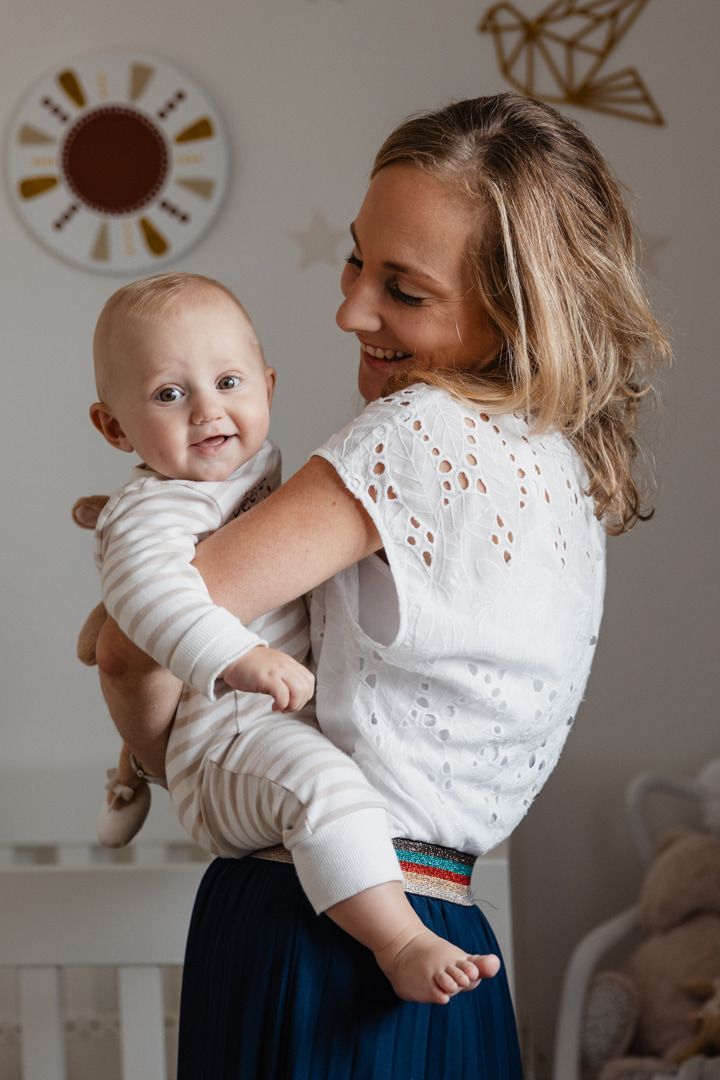 Shooting bebe Lille : capturer les sourires et les interactions avec votre nouveau-ne pour creer des photos pleines d'emotions