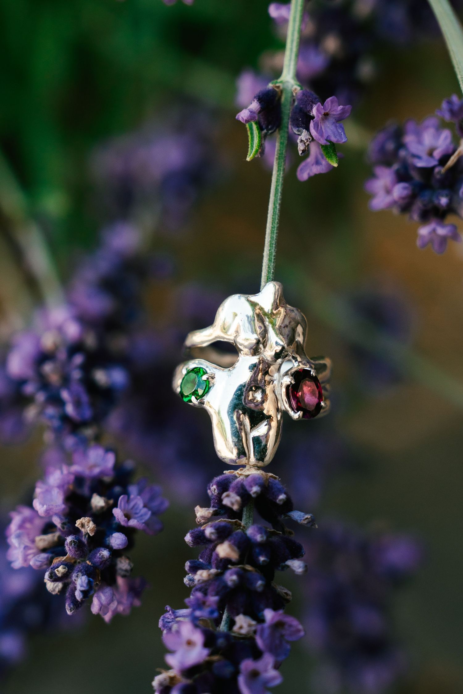 Anello prezioso in argento con pietre preziose creato da orafa abruzzese