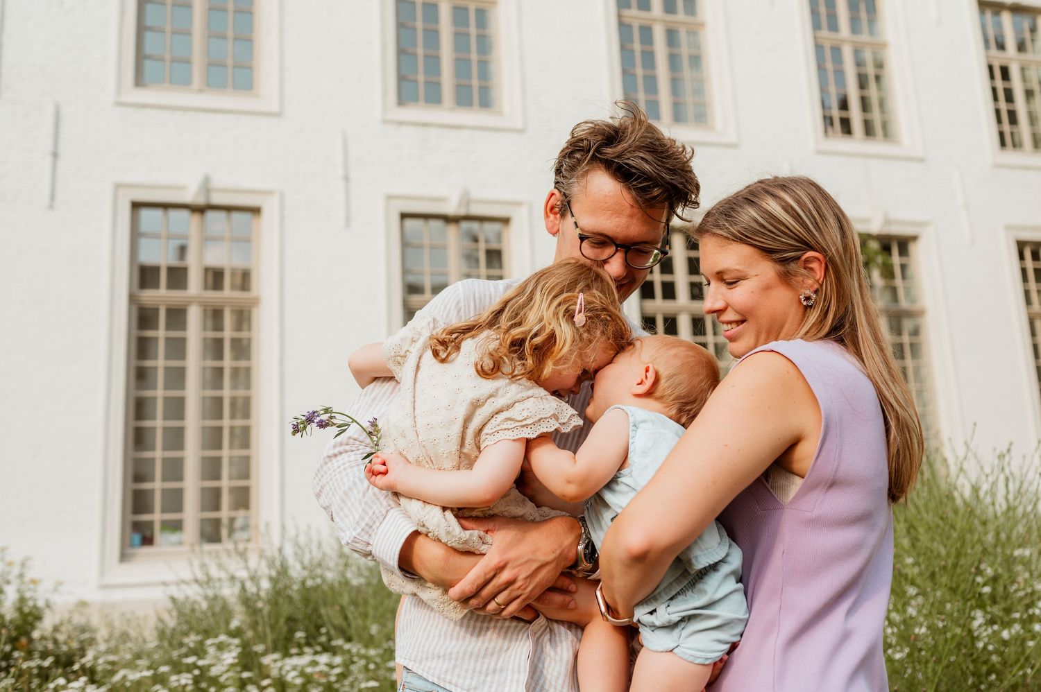 Liefdevolle momenten tijdens een gezinsfotosessie op locatie in Beersel
