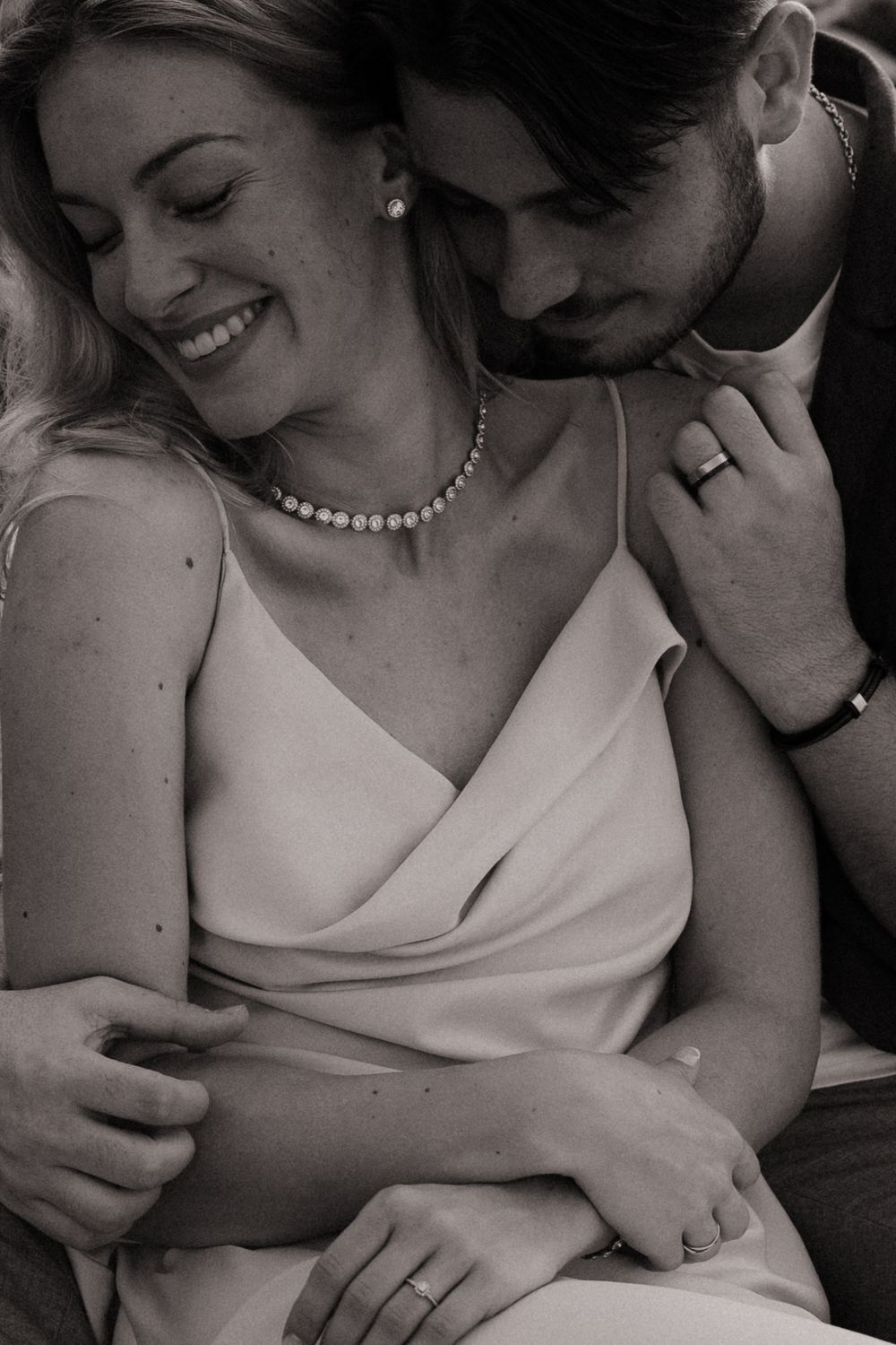 Une série de photos romantiques en noir et blanc illustrant des moments tendres entre un couple enlacé.