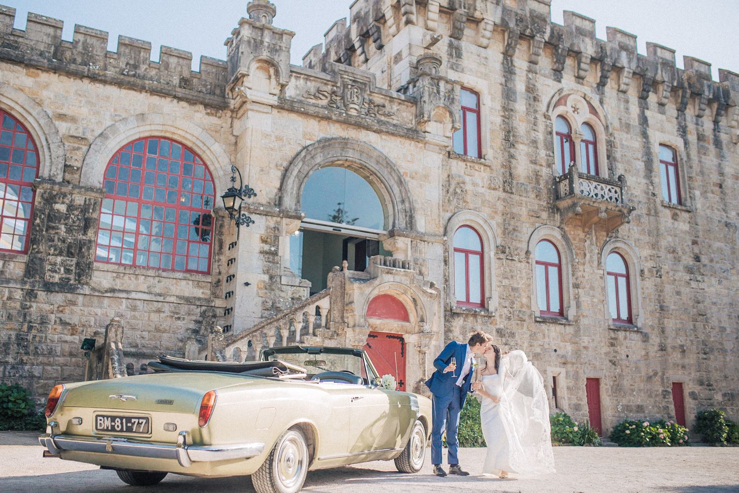Classic vintage car for elegant wedding photo at forte da cruz. framed beautifully by a Lisbon wedding photographer