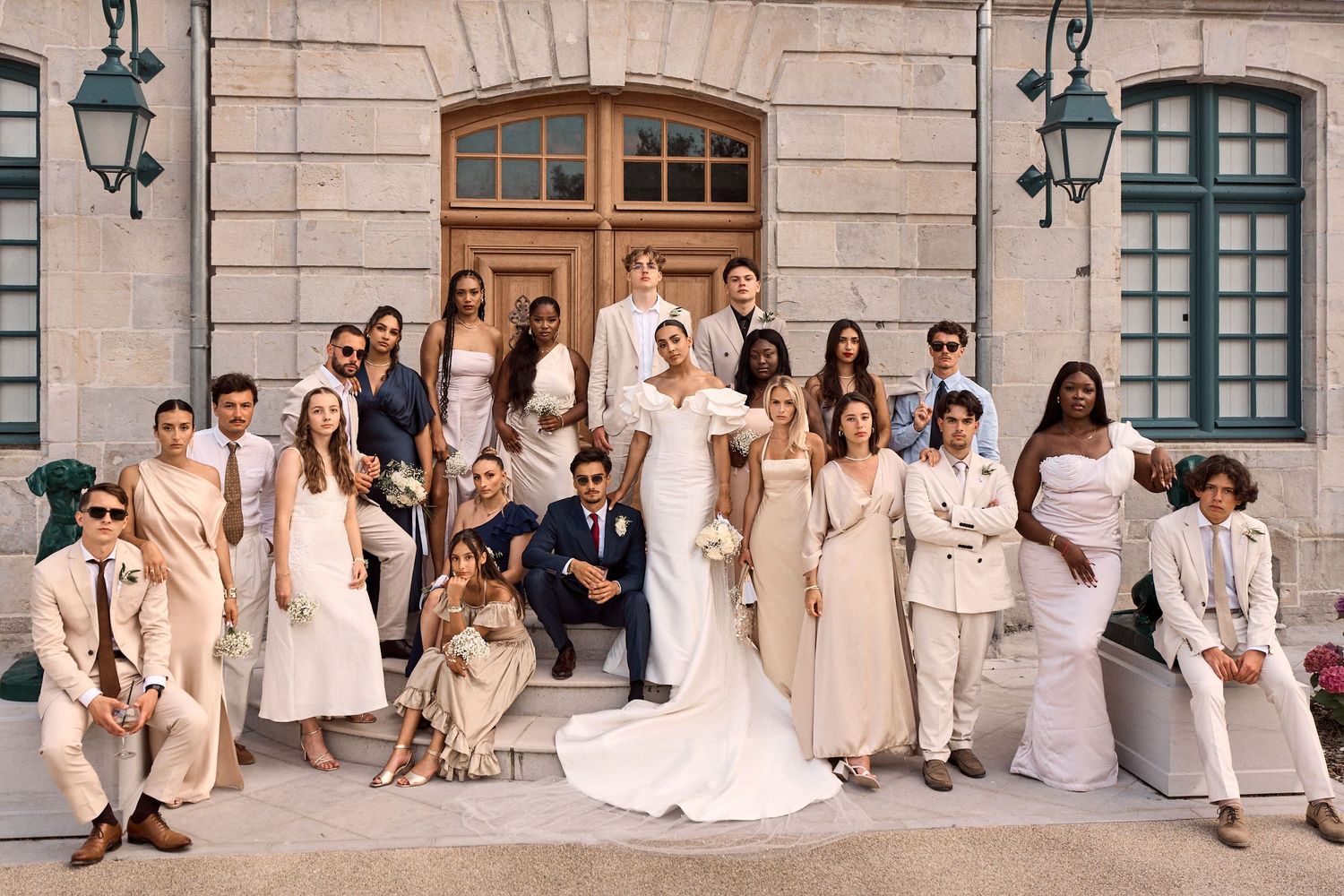 photo de groupe élégante pendant un mariage