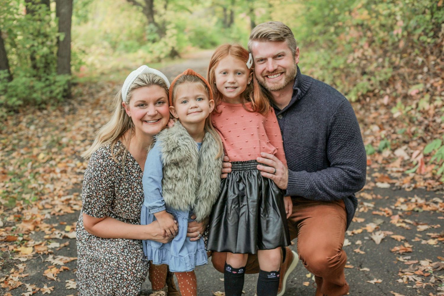 Family photos in park by Angie Reed Photography