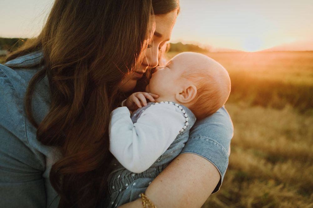Nouveau-né, champs de blé, été, bébé et maman