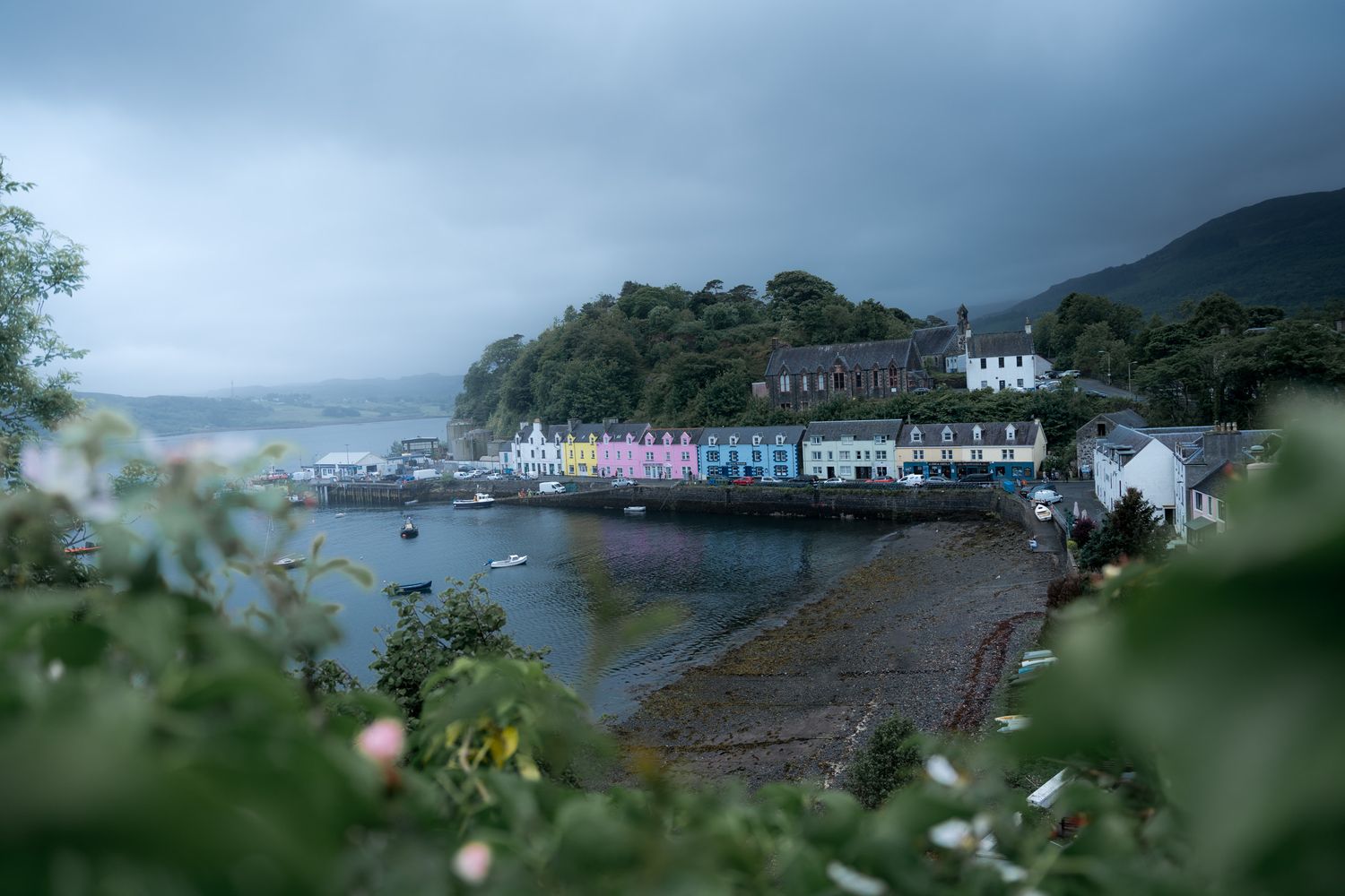 façades colorée de la ville de portland sur l'île de skye en ecosse