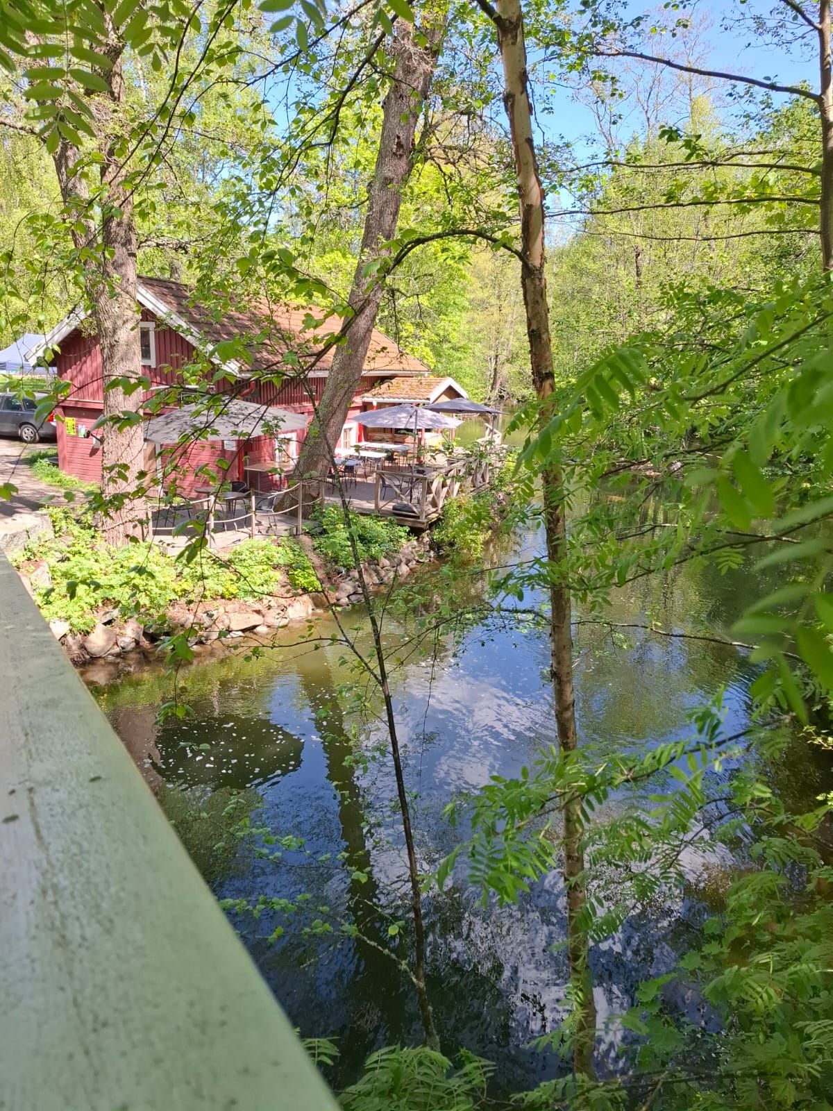 Näkymä sillalta nahkurin takaterassille.