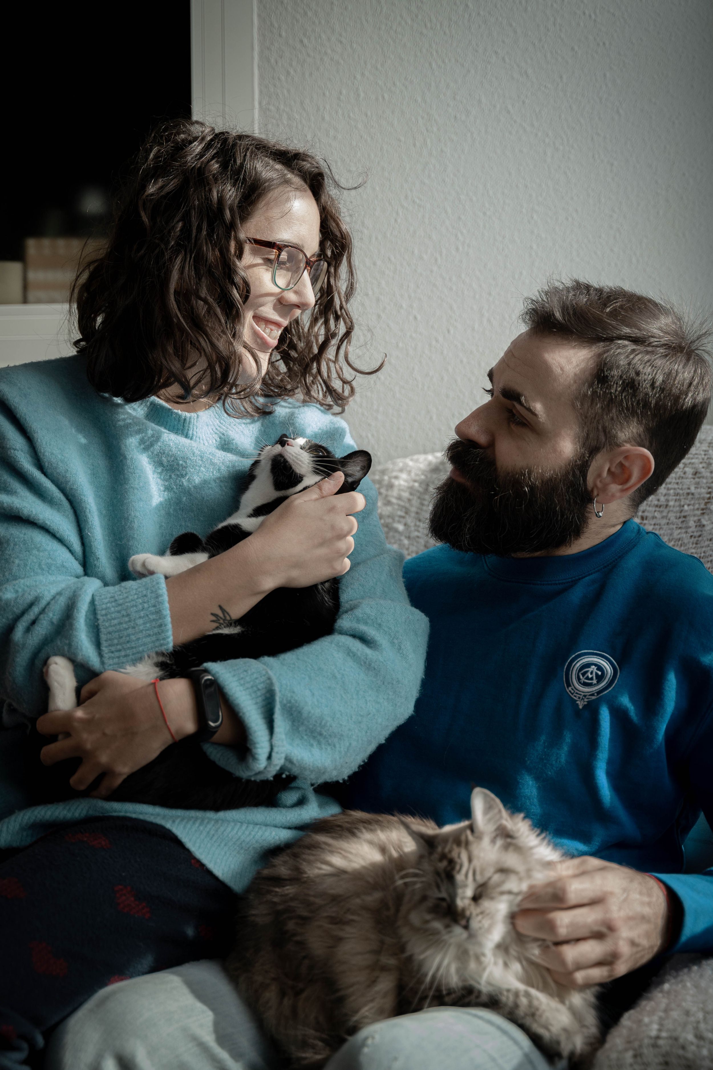 Fotografía de familia multiespecie en Madrid. Gatos