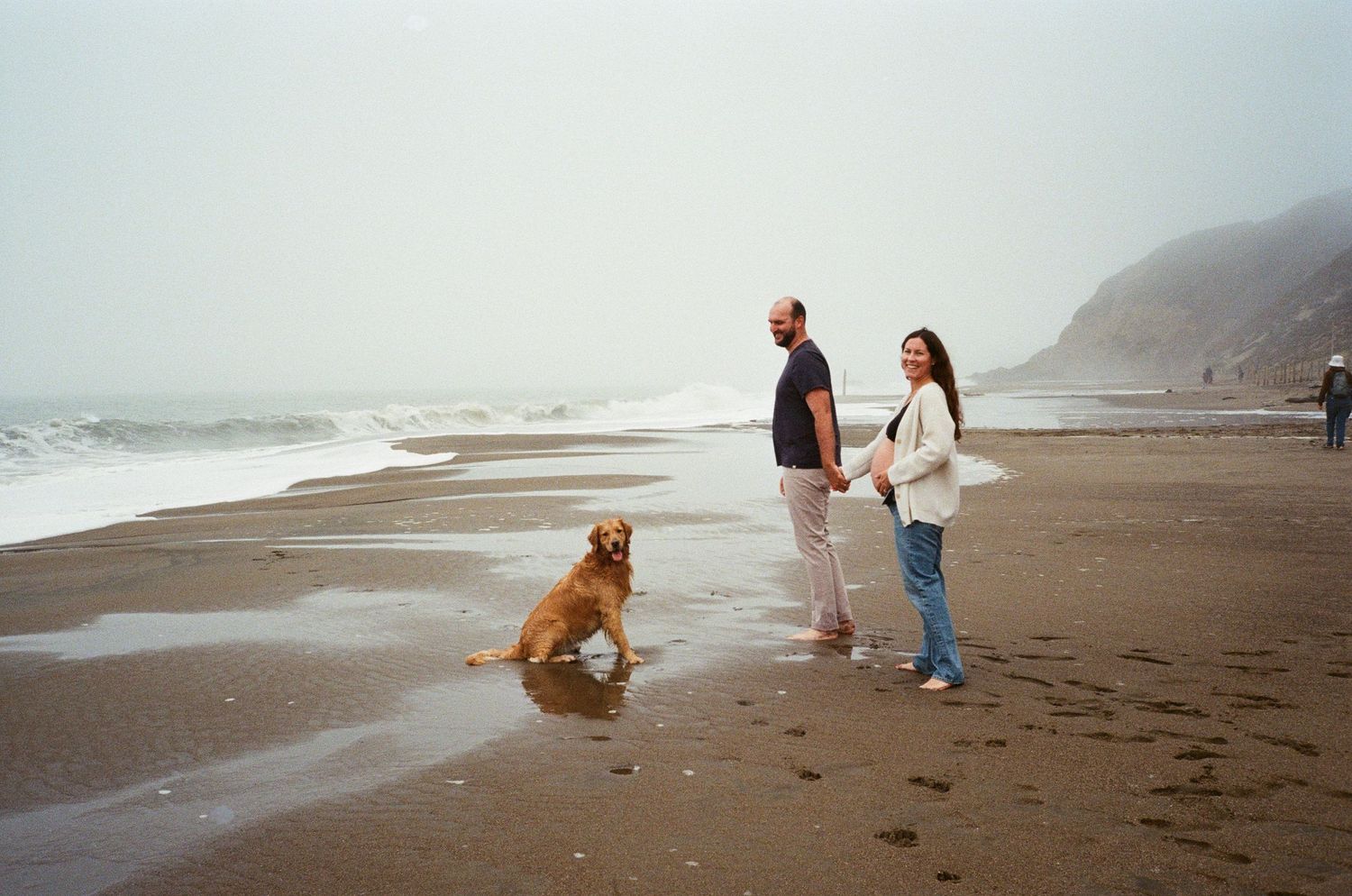 lifestyle maternity photography capturing quiet anticipation and emotional storytelling