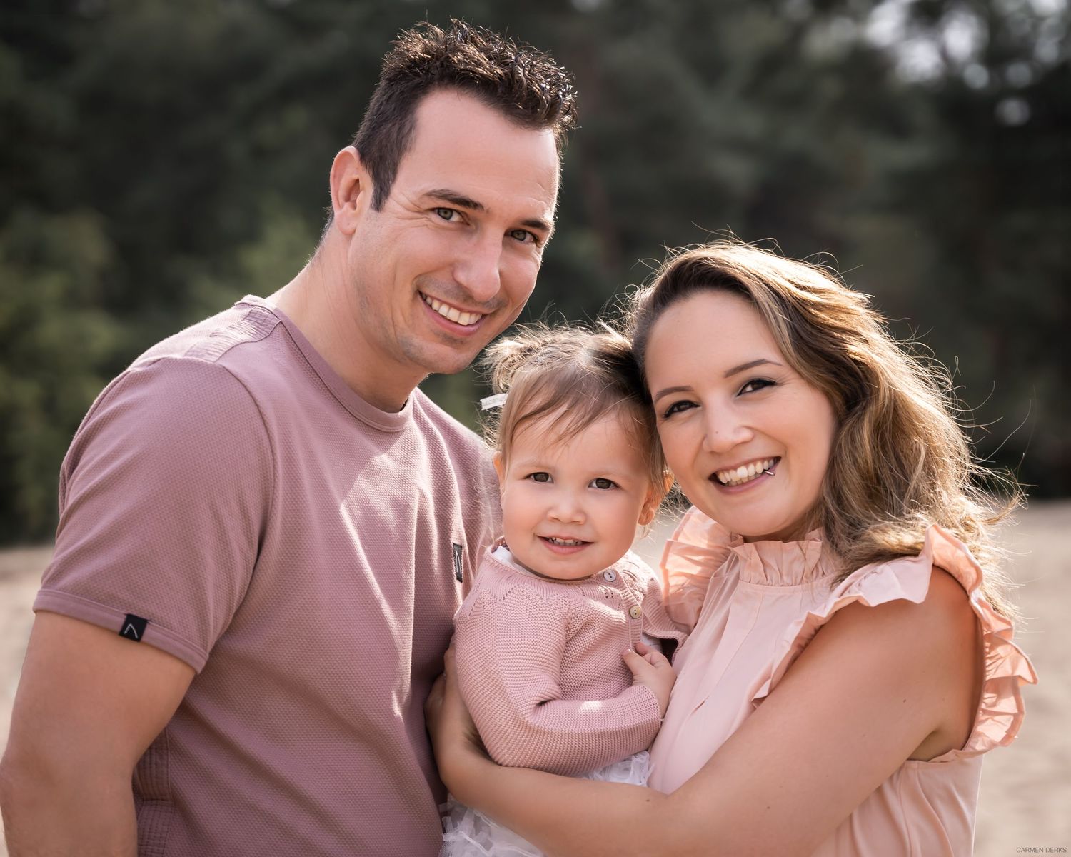 foto van gezin tijdens family photoshoot op locatie Herperduinen