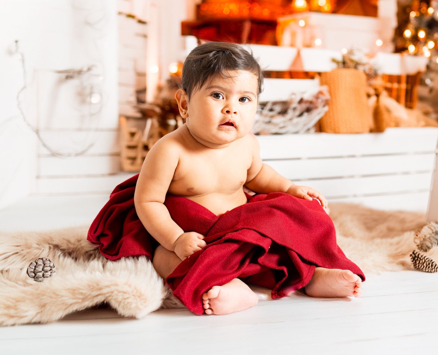 Baby in rotem Deckenwickel bei Fotoshooting in Karlsruhe