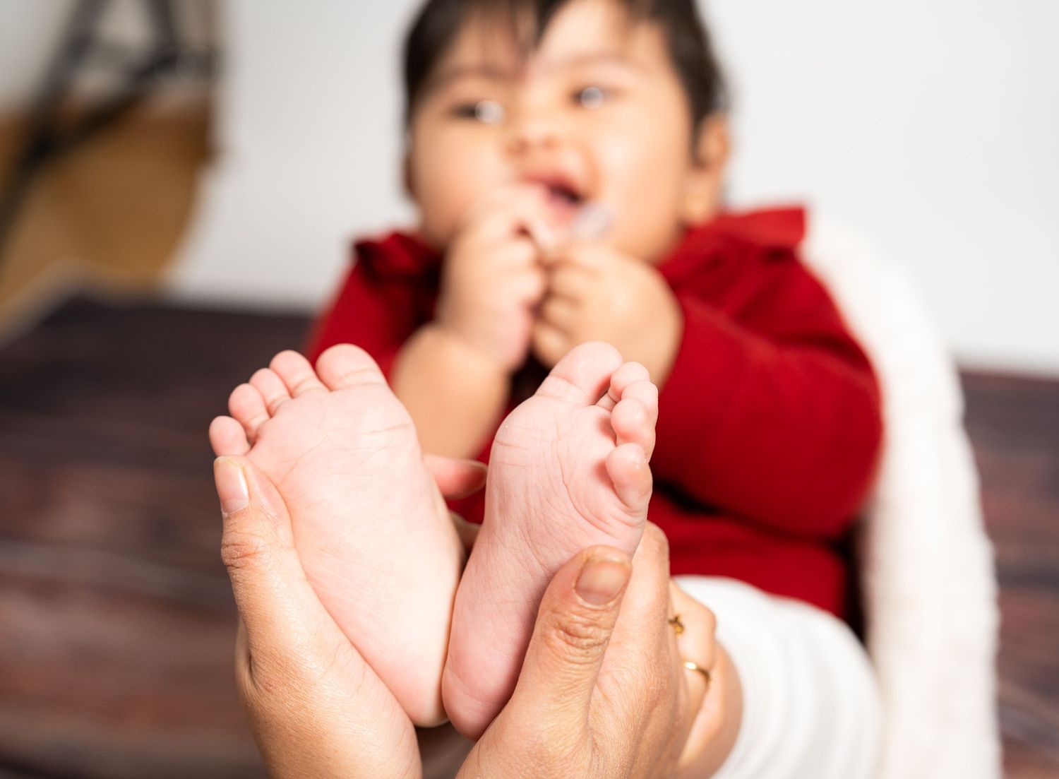 Baby zeigt ihre Füße bei einem Fotoshooting in Rastatt