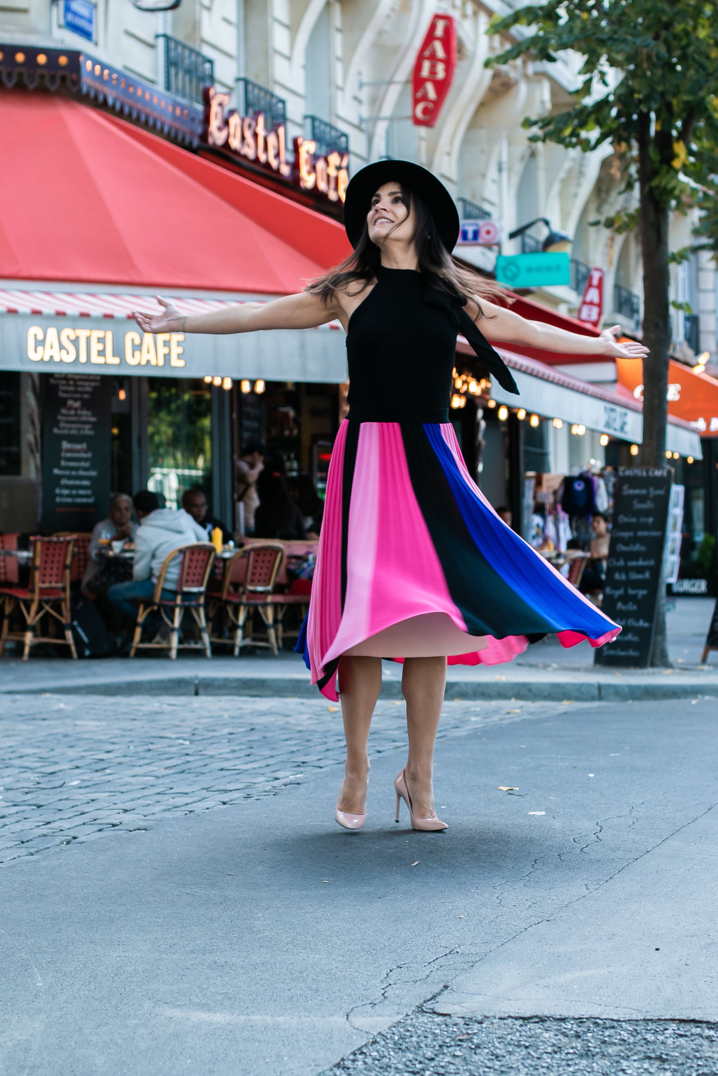 Woman enjoying a photoshoot in a Parisian cafe