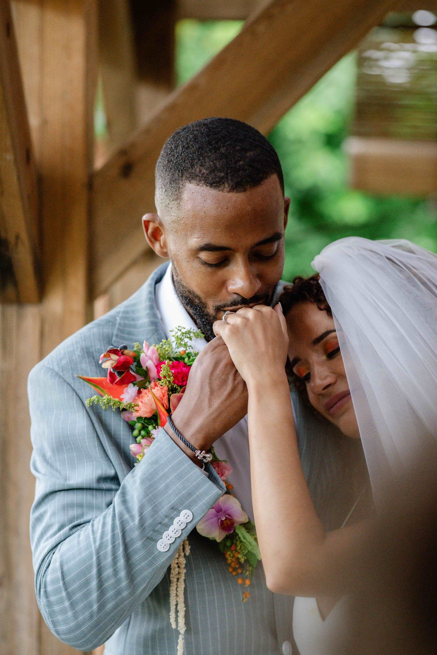 Mariés en Guadeloupe, l'homme embrasse la main de sa femme