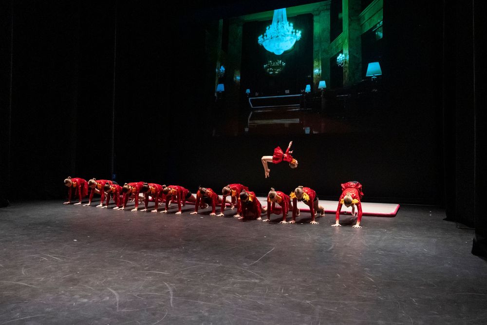 Photo de spectacle danse par beyond photographies. Saut lors d'une danse accrobatique.
