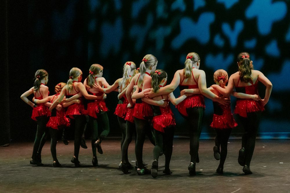 groupe de danseuse de dos, reportage en coulisses, photos backstages spectacle pour la Sophie Jean Dance Company.