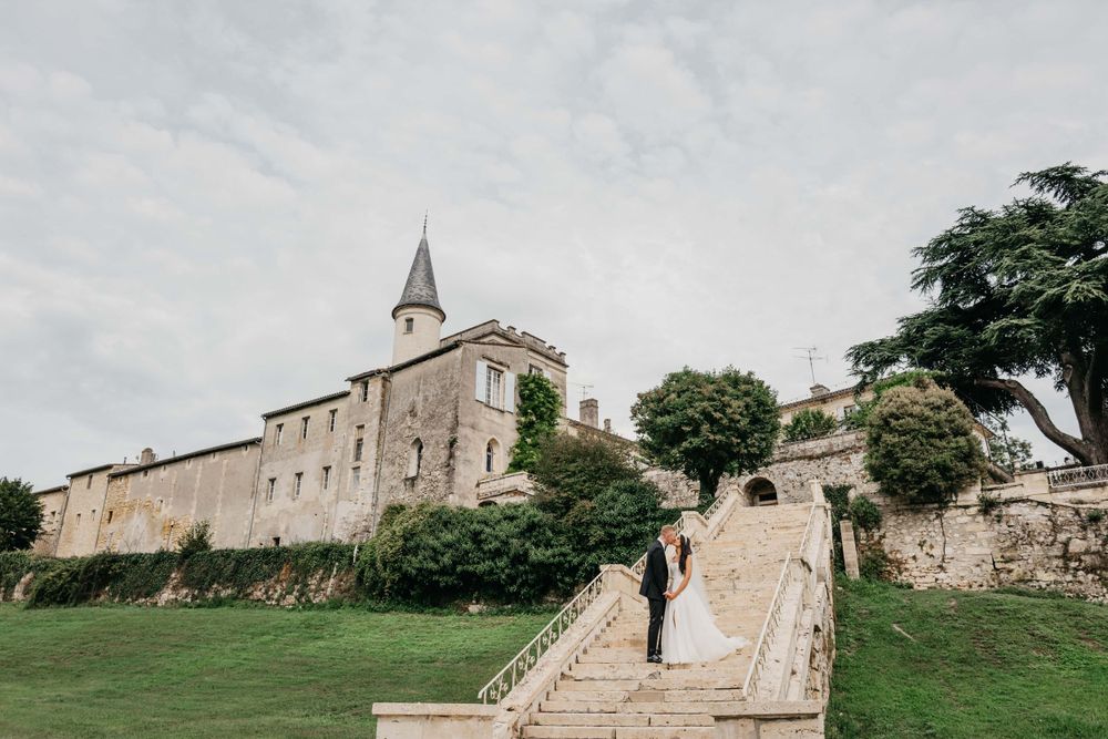 bride and groom on the steps at Chateau Lagorce