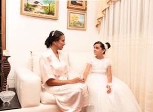 Fotografia de Bodas en Greenville SC, Novia hablando con su sobrina durante los preparativos de la ceremonia
