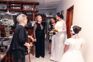 Fotografia de Bodas en Greenville SC, la novia y su familia poco antes de salir a su boda