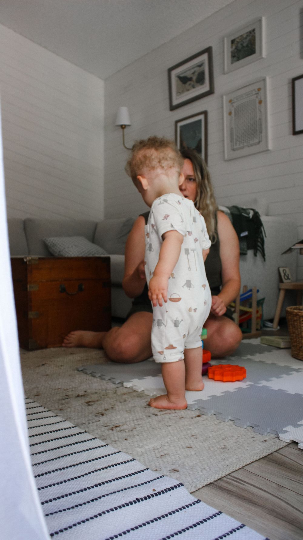 Vancouver Family and Motherhood Photographer offering natural and candid mommy and me sessions indoors or outdoors