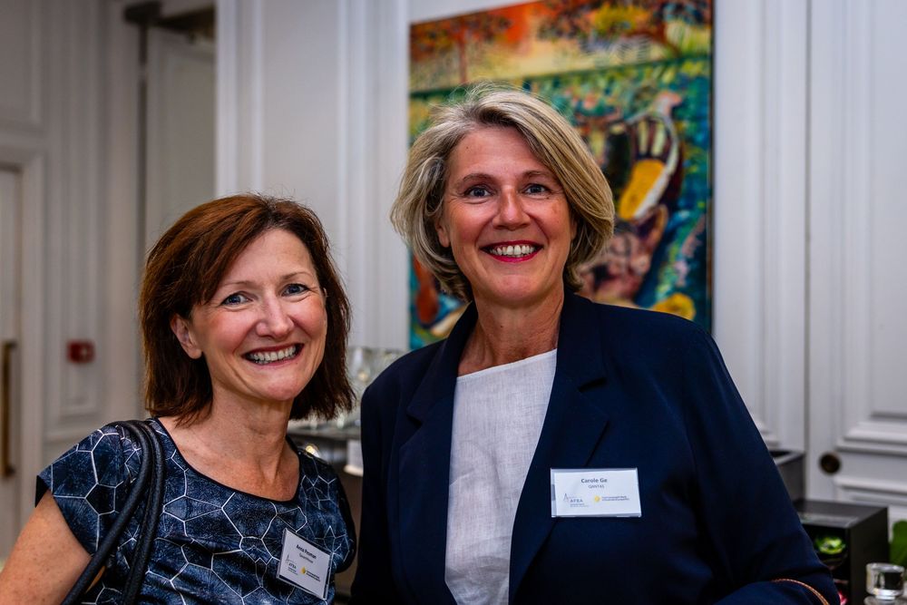 Two guests smiling at AFBA Commonwealth Bank of Australia reception, Paris - parisianphotographers.com
