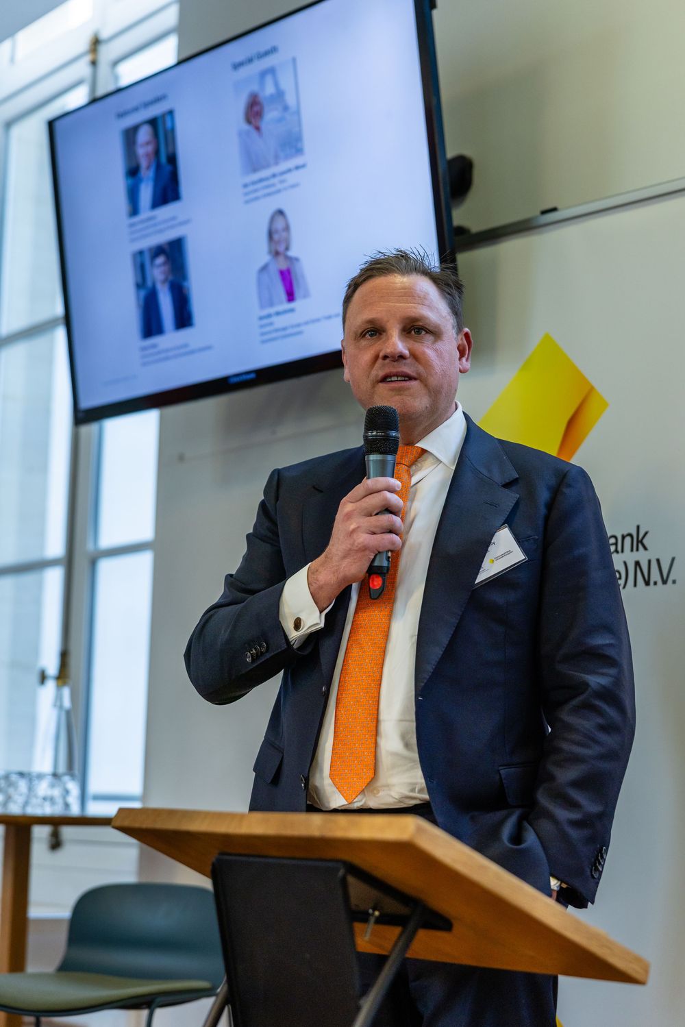 Speaker presenting to guests at Commonwealth Bank of Australia event, Paris - parisianphotographers.com