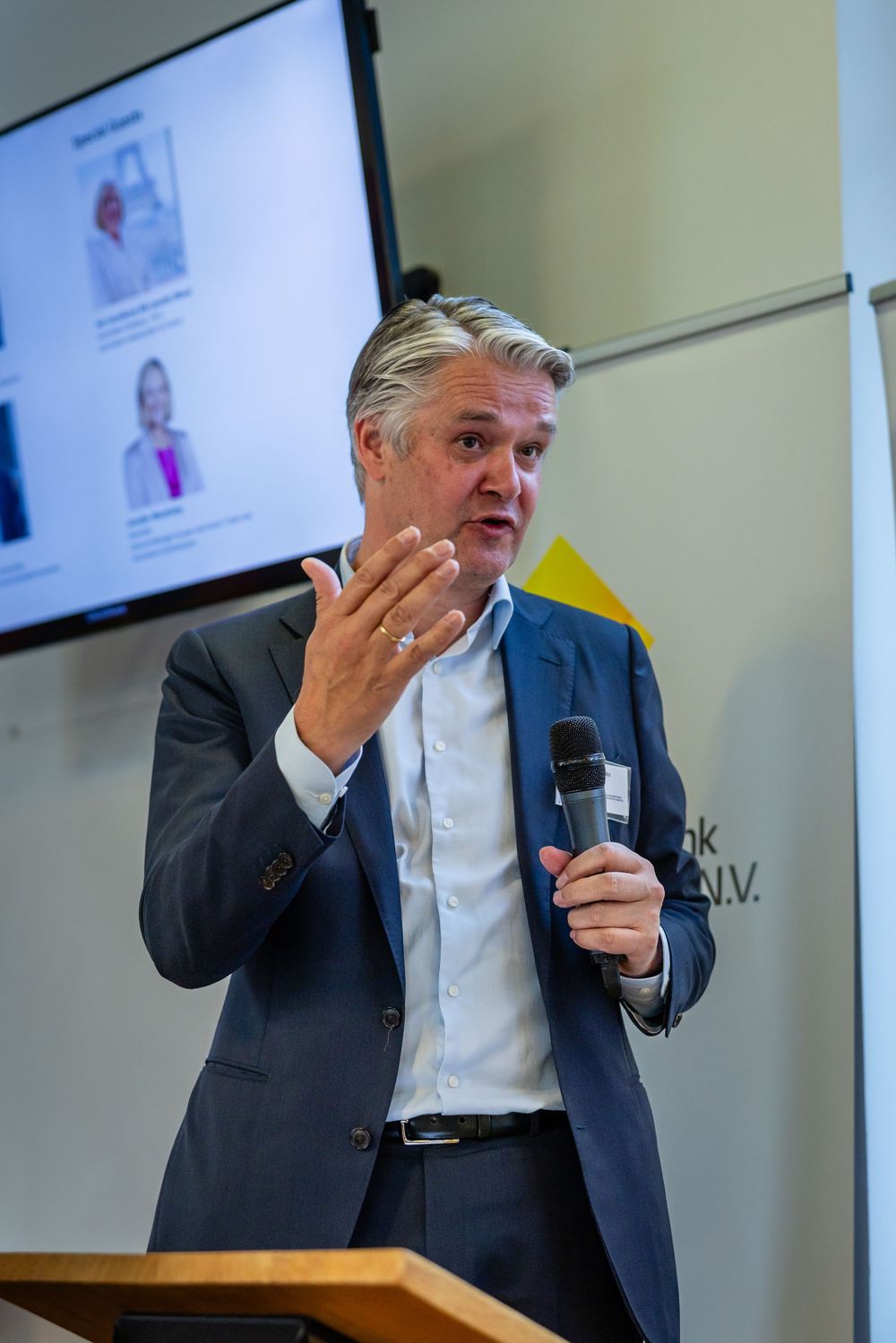 Keynote speaker addressing audience at AFBA corporate event, Paris - parisianphotographers.com