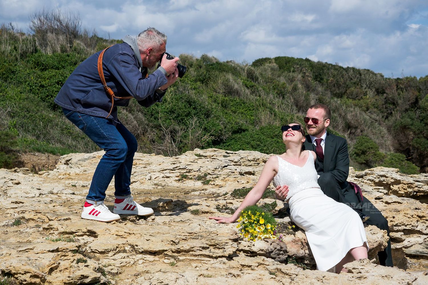 Destination huwelijksfotograaf Bart Boodts aan het werk tijdens een romantische fotoshoot met een koppel aan de Italiaanse kust.