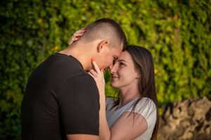 Páros fotózás szabadtéren, meghitt közeli pillanattal.