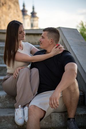 Páros fotózás városi környezetben, egymásra néző párral.