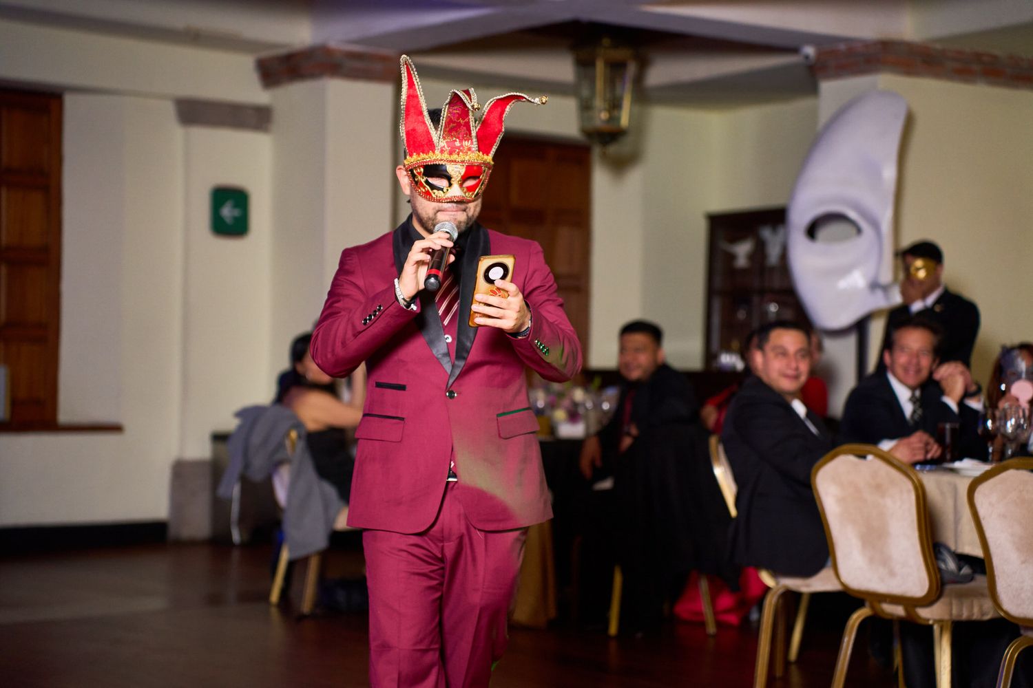 Participante dando un discurso durante una fiesta empresarial de fin de año en Ciudad de México