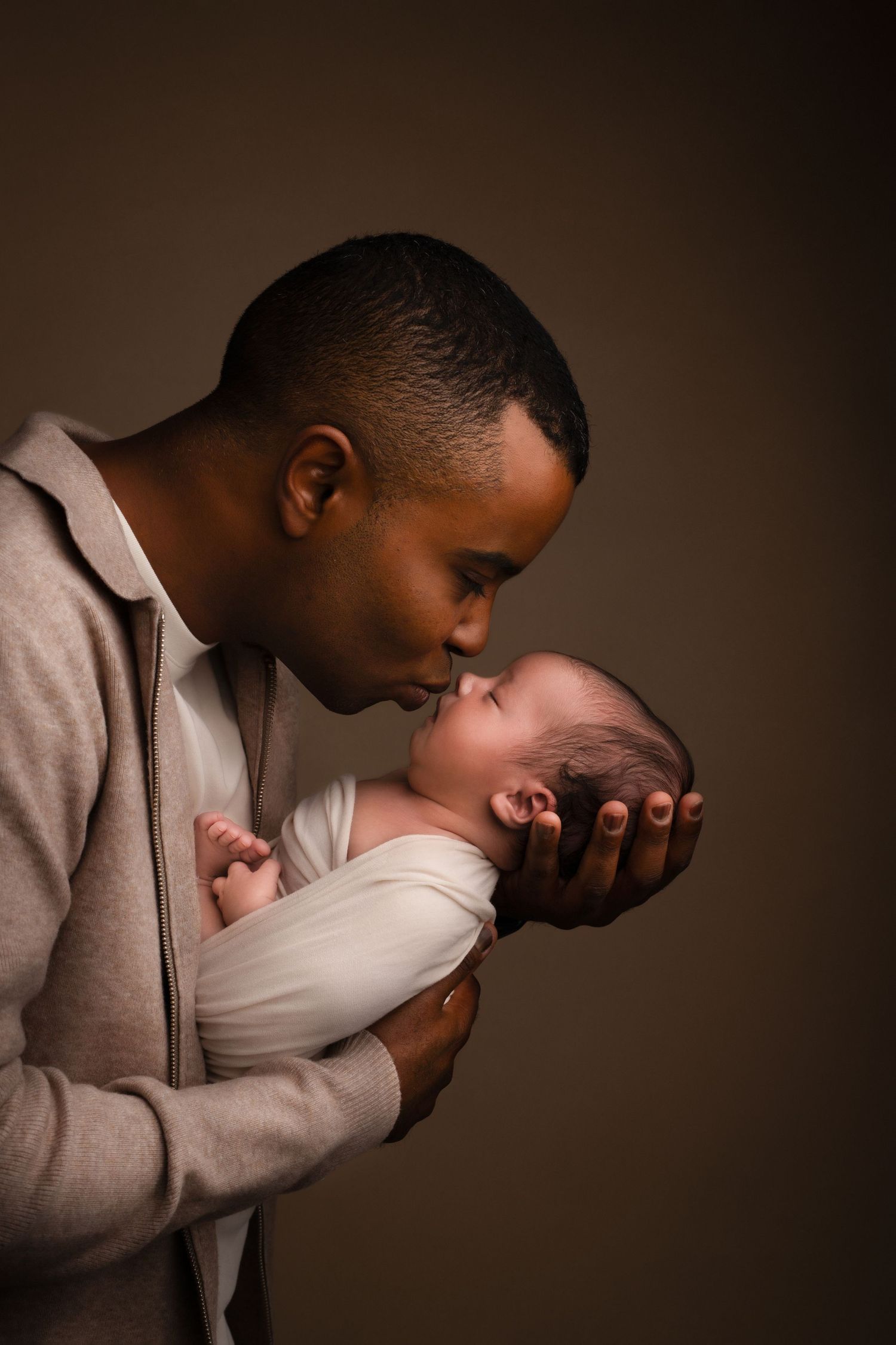 Vader met zijn pasgeboren baby tijdens een newbornshoot in Goes