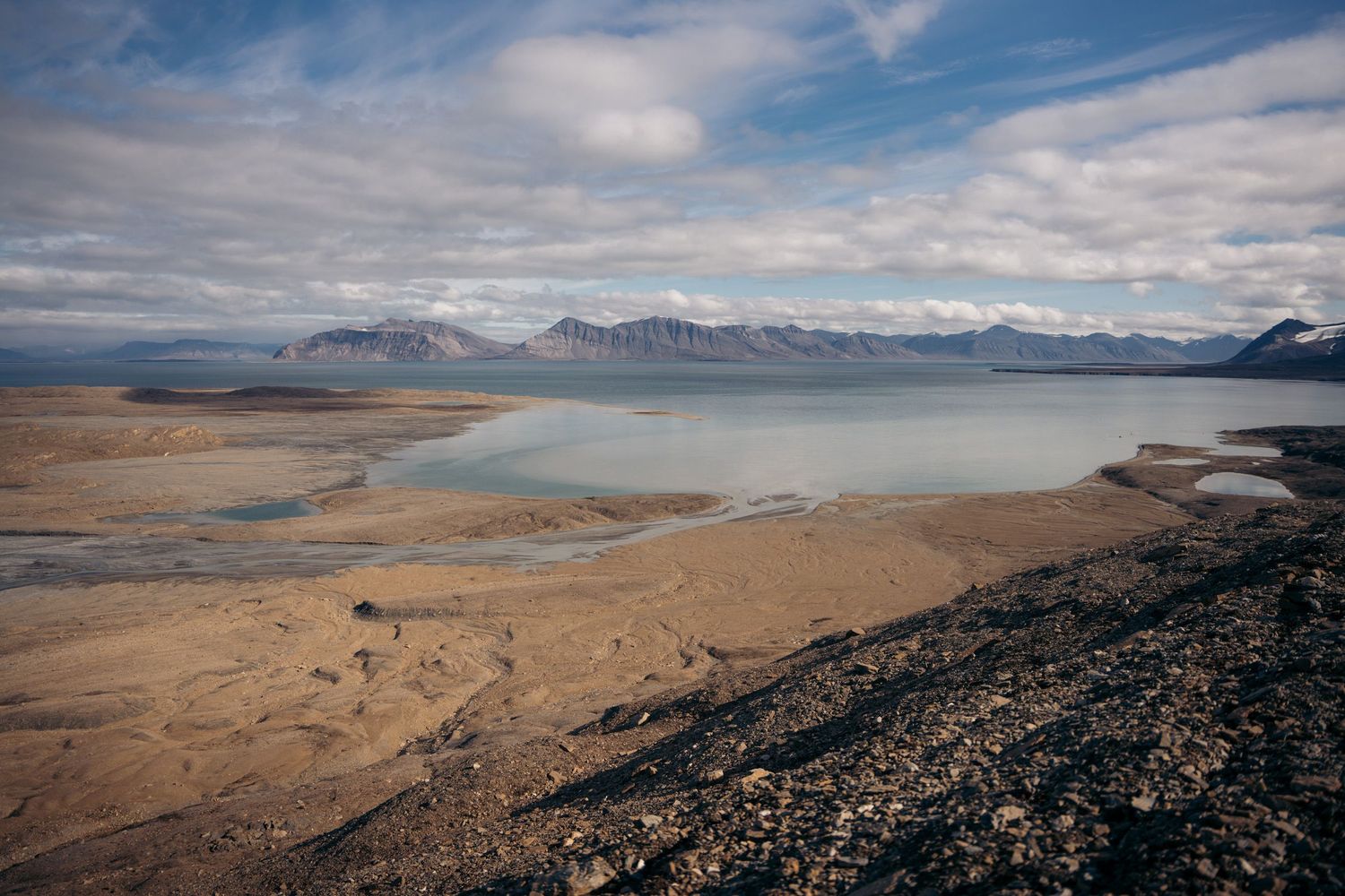Panorama de la baie de la Recherche, estran sableux et eau turquoise pâle, à Bellsund