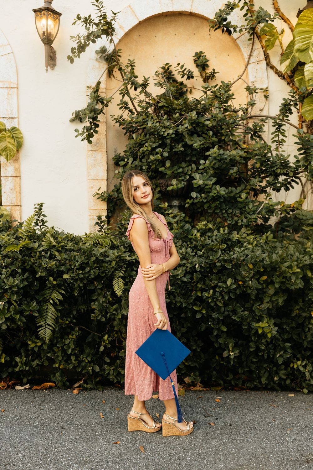 Garden senior session in Florida. Jacksonville Senior Photographer, Jacksonville Senior Graduation Photos - Lindsay McDow Photo