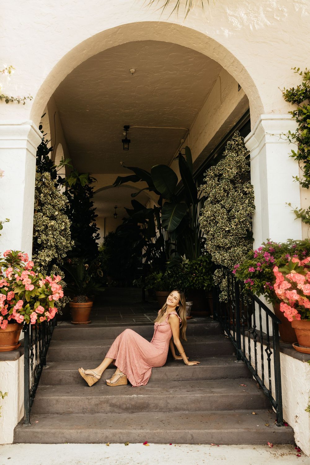 Garden senior session in Florida. Jacksonville Senior Photographer, Jacksonville Senior Graduation Photos - Lindsay McDow Photo