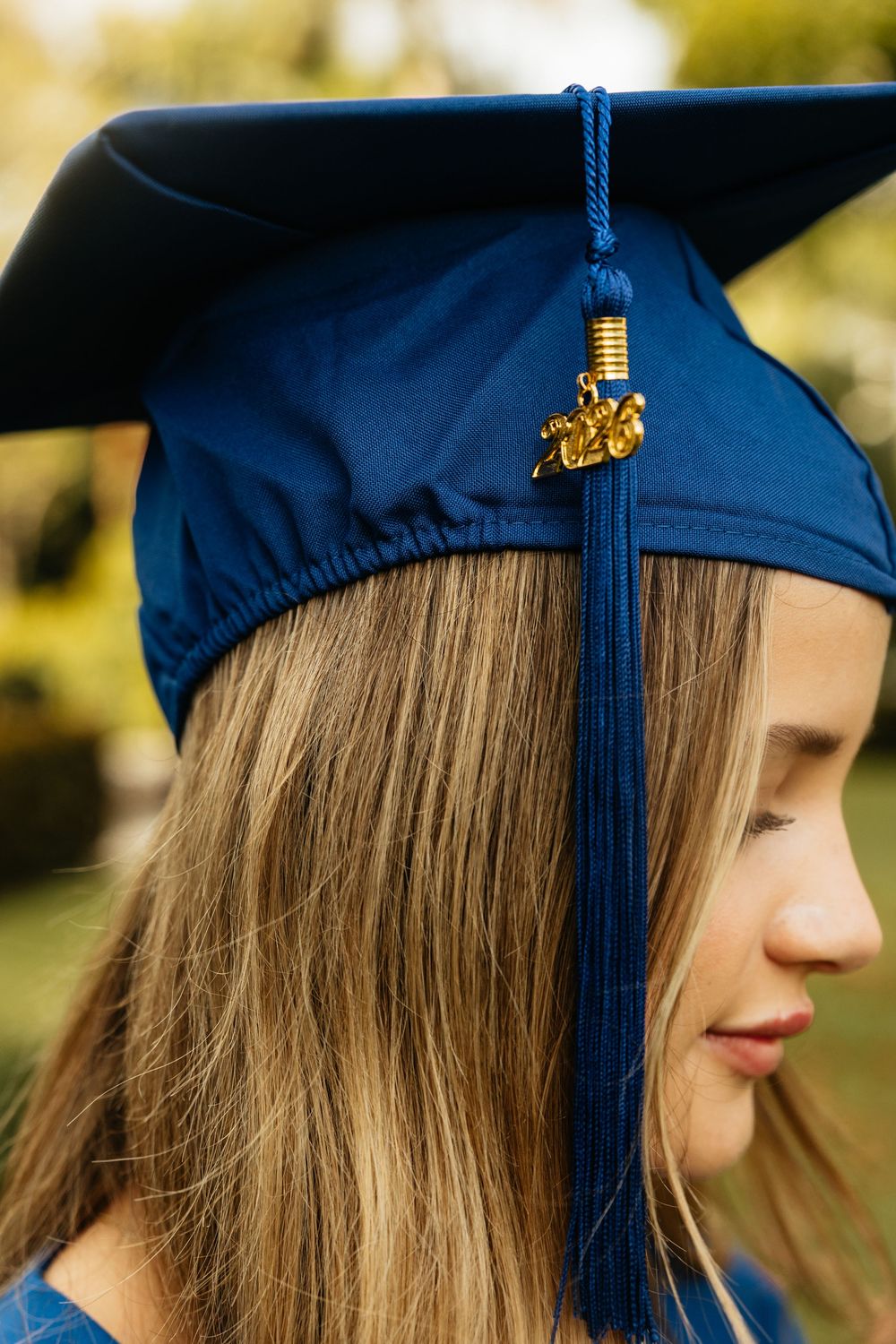 Garden senior session in Florida. Jacksonville Senior Photographer, Jacksonville Senior Graduation Photos - Lindsay McDow Photo
