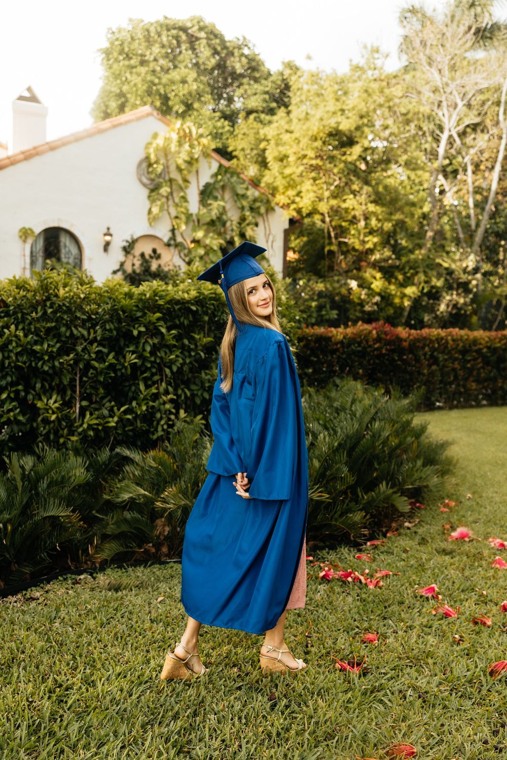 Garden senior session in Florida. Jacksonville Senior Photographer, Jacksonville Senior Graduation Photos - Lindsay McDow Photo