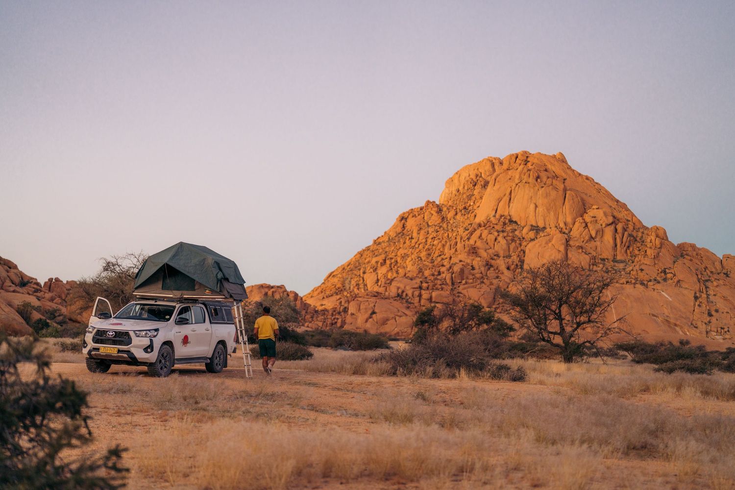 4x4 avec tente de toit dans un camping ennamibie au milieu des montagnes oranges de spitzkoppe