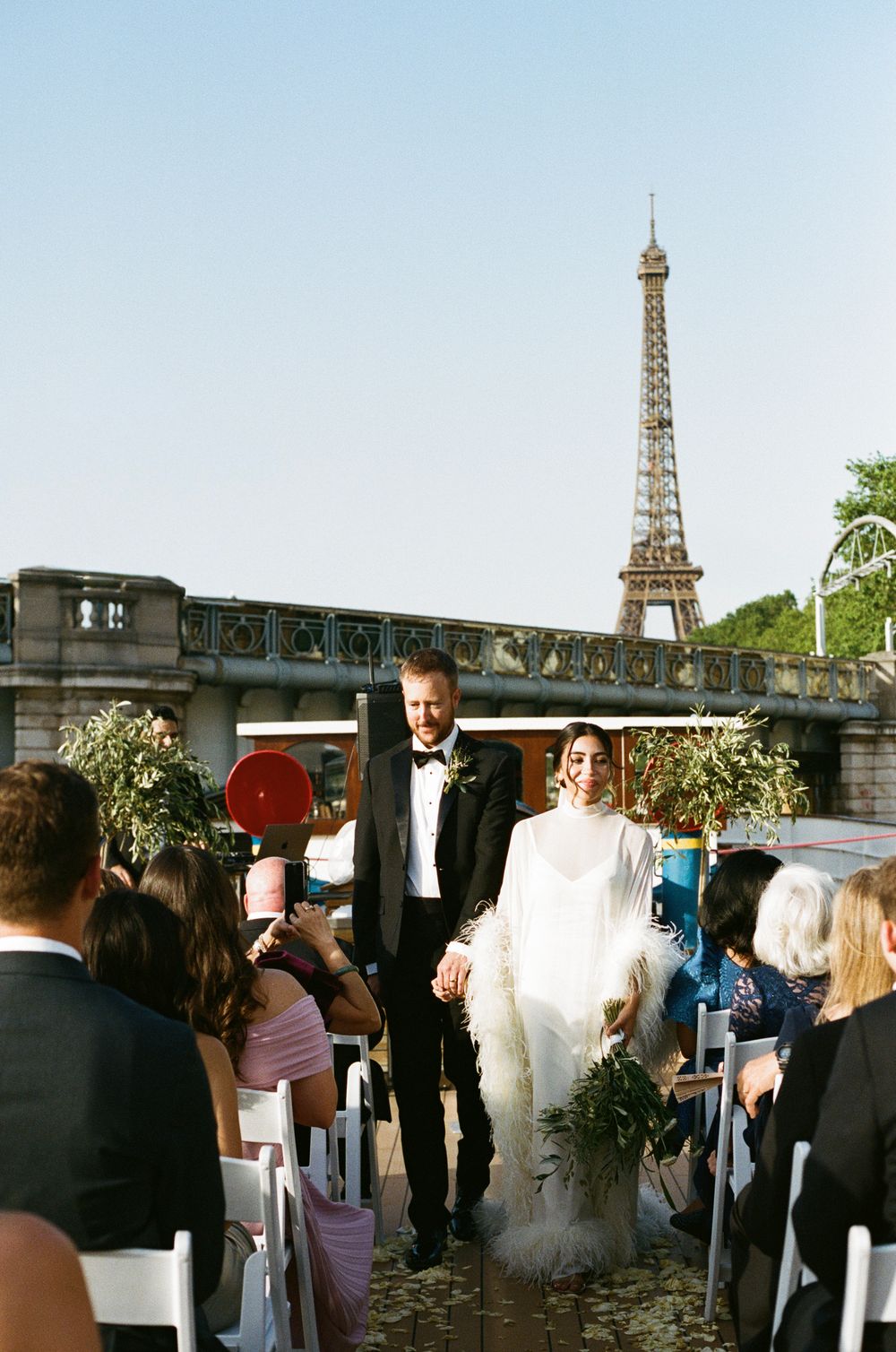 Paris boat wedding with eiffel tower, paris cruise wedding, paris boat wedding phtoographer, film photographer weddings