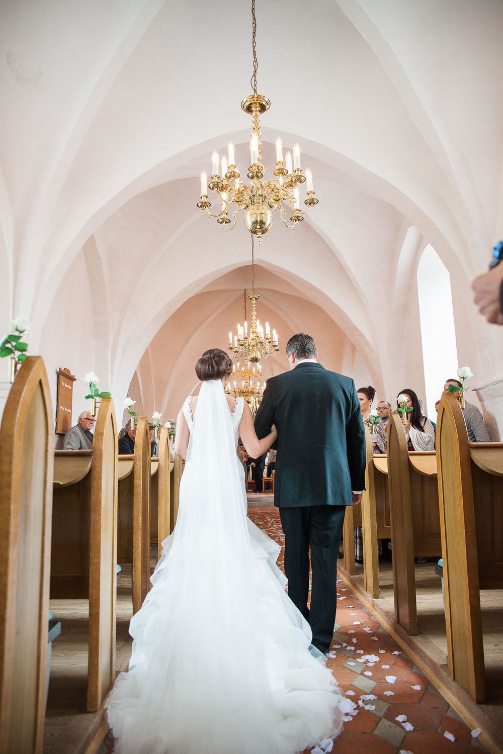 Brudepar ved alteret under vielsen i kirken – bryllupsfoto af Martin & Louise