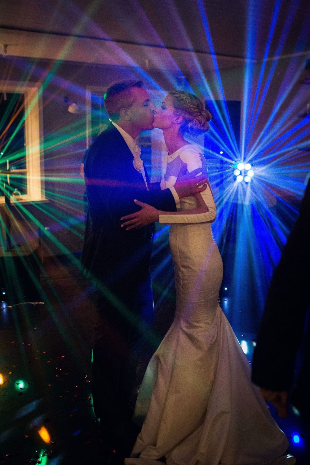 Brudeparrets første dans på dansegulvet – bryllupsfoto af Martin & Louise