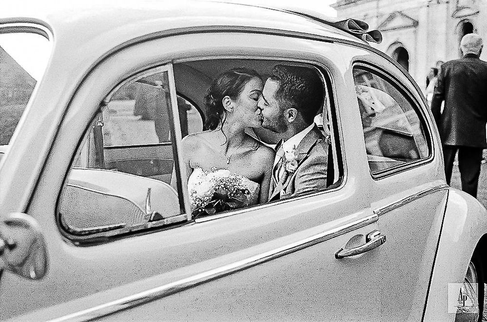 Couple de mariés dans une Coccinelle ancienne